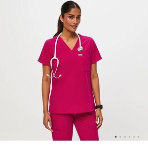Figs Catarina one pocket scrub top M with Kade Cargo Scrub Pants M - Ultra Rose.